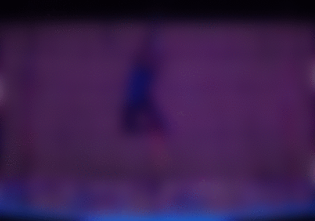 Анимация Дженнифер Лопес / Jennifer Lopez в роли стриптизерши Рамоны исполняет танец на пилоне, сцена из фильма Стриптизерши / Hustlers, гифка