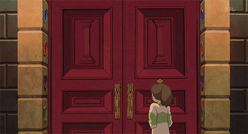 Гиф анимация Тихиро / Chihiro стоит перед открывающимися дверями, аниме  Унесенные Призраками / Spirited Away