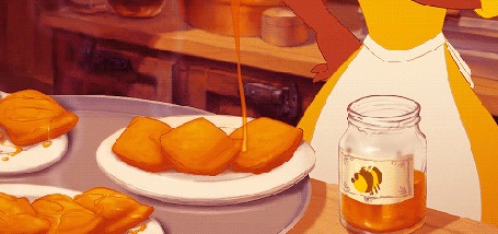 Анимация Девушка поливает горячую выпечку медом