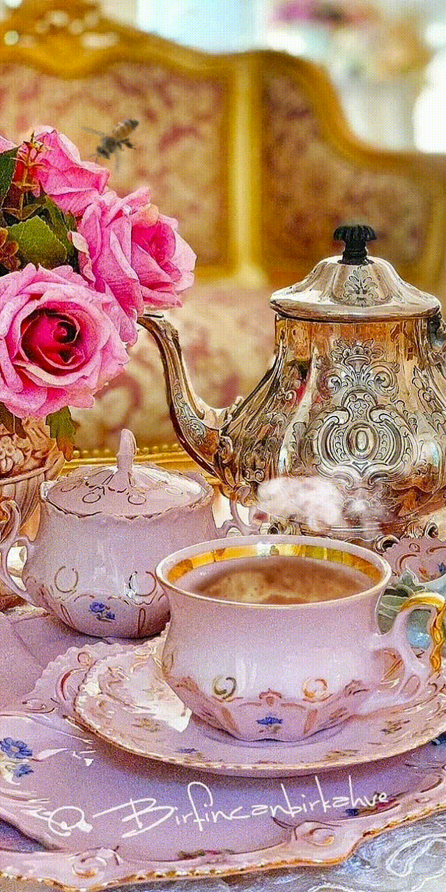 Анимация Чашка горячего чая на блюдце, гифка Чашка горячего чая на блюдце