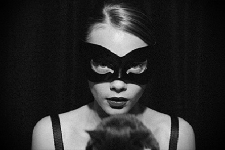 Девушка в маске кошки картинки