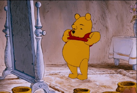 Анимация Винни Пух перед зеркалом разглядывает свой животик