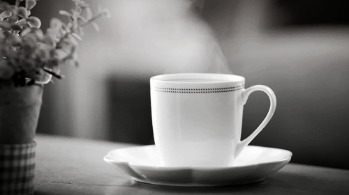 Анимация Кофе в белой чашке, над которым вьется пар, гифка Кофе в белой чашке, над которым вьется пар