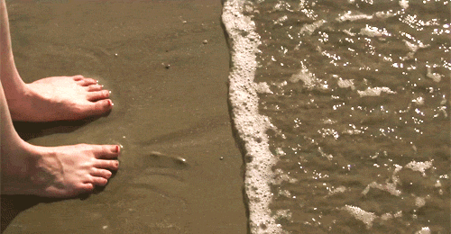 Анимация Волны набегают на ноги, стоящие на песчаном берегу, гифка Волны набегают на ноги, стоящие на песчаном берегу