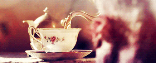 Анимация Чай льется из чайника в викторианскую чашку, гифка Чай льется из чайника в викторианскую чашку