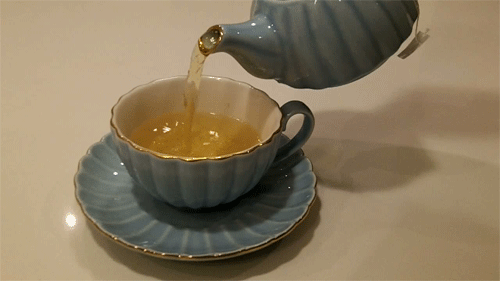Анимация Чай наливается из серого чайника в серую чашку с блюдцем, гифка Чай наливается из серого чайника в серую чашку с блюдцем