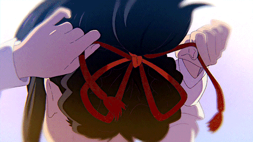 Анимация Персонаж Mitsuha Miyamizu развязывает ленточку на волосах, гифка Персонаж Mitsuha Miyamizu развязывает ленточку на волосах