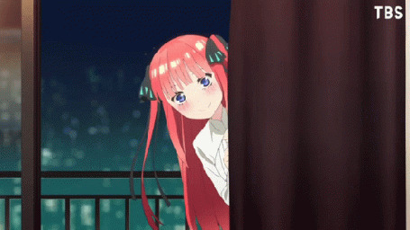 Анимация Персонаж Nino Nakano / Нино Накано из аниме 5-toubun no Hanayome / Пять небес выглядывает из за занавески