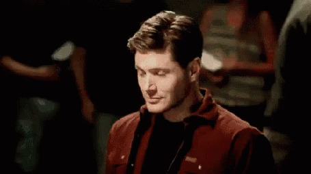 Анимация Дженсен Эклз / Jensen Ackles в роли Дина Винчестера / Dean Winchester в красной куртке подмигивает, кадр из сериала Сверхъестественное / Supernatural