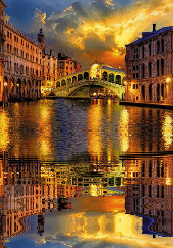 Анимация Италия. Вечерняя Венеция. Мост Rialto и здания отражаются в воде, гифка