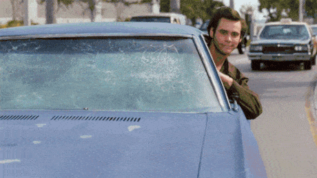 Анимация Джим Керри в роли Эйс Вентура за рулем синей машины выглядывает из окна, гифка Джим Керри в роли Эйс Вентура за рулем синей машины выглядывает из окна