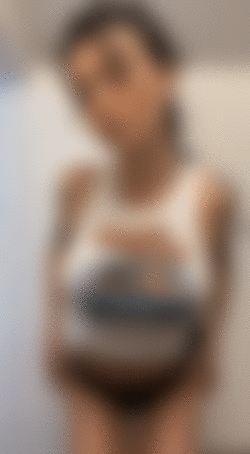 Анимация Amira Brie / Амира Бри в белом топе с изображением грузовика, демонстрирует грудь в светлой ванной комнате