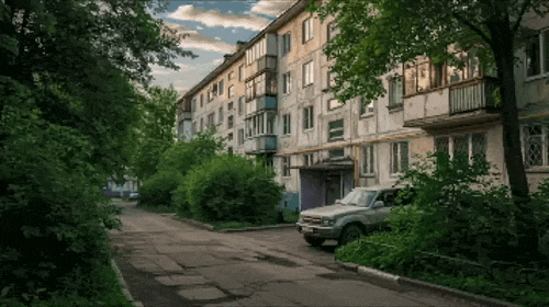 Анимация Автомобиль стоит летом во дворе у подъезда, гифка Автомобиль стоит летом во дворе у подъезда