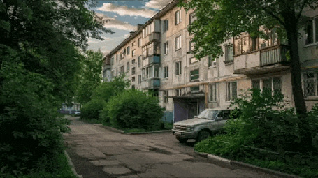 Анимация Автомобиль стоит летом во дворе у подъезда