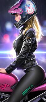 Обои на телефон D. Va из игры Overwatch в мотоэкипировке на мотоцикле в шлеме с девизом «I PLAY TO WIN» и рисунком кролика на фоне фиолетово-розовых огней