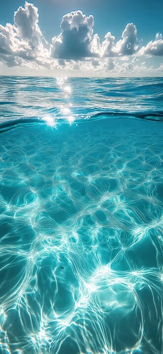 обои на телефон Разрез морской воды, освещенный солнцем, на фоне облаков и голубого неба