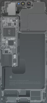 Обои на телефон Внутренние компоненты iPhone 13 / iPhone 13, включая чип A16 и батарею с логотипом Apple, видны сквозь стилизованный прозрачный корпус на темно-сером фоне