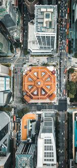Обои на телефон Сингапур / Singapore, Сингапур / Singapore: старинное восьмиугольное здание с оранжевой крышей среди небоскребов и городских улиц с движением транспорта с высоты птичьего полета