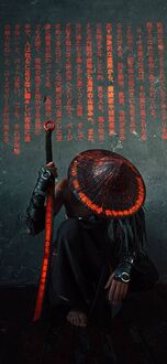 Обои на телефон Человек в темном костюме и конической шляпе с красной подсветкой держит светящийся красный меч, присев на корточки на фоне темной стены с красными иероглифами
