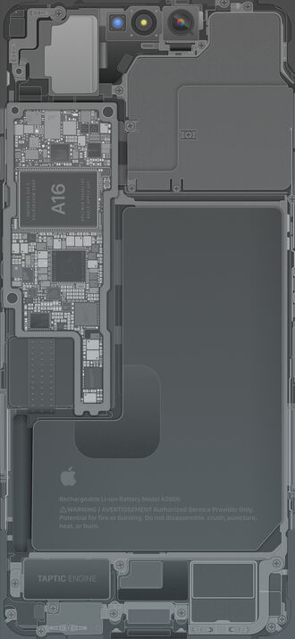 обои на телефон Внутренние компоненты iPhone 13 / iPhone 13, включая чип A16 и батарею с логотипом Apple, видны сквозь стилизованный прозрачный корпус на темно-сером фоне