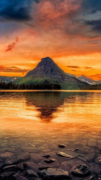 обои на телефон Национальный парк Глейшер / Glacier National Park, США / USA, на Озере Макдональд / Lake McDonald видны камни, отражающие Гору Рейнольдса / Mount Reynolds, на фоне закатного неба с облаками