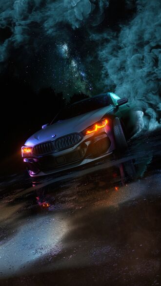 обои на телефон Серый автомобиль BMW с яркими оранжевыми фарами движется по влажной поверхности, на фоне дыма