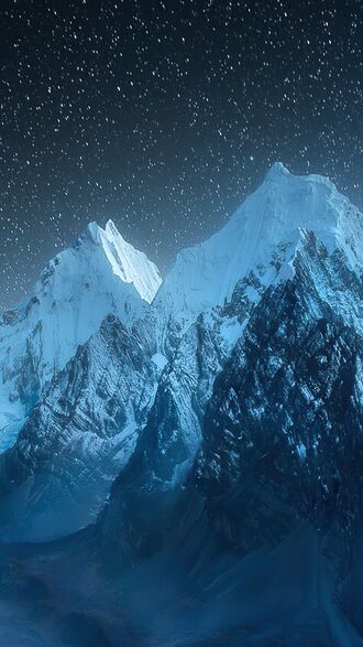 обои на телефон Кордильера Уаюаш / Cordillera Huayhuash, Перу / Peru, покрытые снегом горные вершины видны над туманной долиной на фоне звездного ночного неба