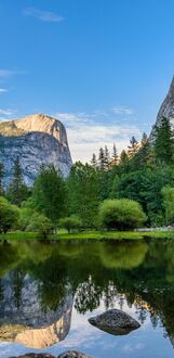 Обои на телефон Йосемитский национальный парк / Yosemite National Park, США / USA, спокойное озеро с камнем на воде, отражающее горы и деревья, на фоне высоких скалистых гор и зеленой растительности под голубым небом