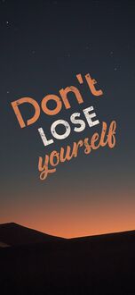 Обои на телефон На переднем плане текст (Dont LOSE yourself) оранжевого и белого цвета, на фоне градиентного неба со звездами и темными силуэтами холмов