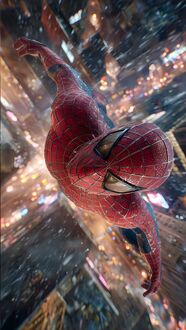 Обои на телефон Человек-паук из фильма Человек-паук / Spider-Man в красно-синем костюме летит вниз, на фоне размытых городских зданий