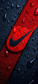 Обои на телефон Красная полоса с черным логотипом Nike, покрытая каплями воды, на темном фоне, также усыпанном влажными каплями