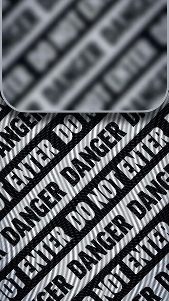 обои на телефон Белый текст DANGER DO NOT ENTER (фразы) на черном фоне, повторяющийся по диагонали, на фоне размытого узора с аналогичным предупреждением