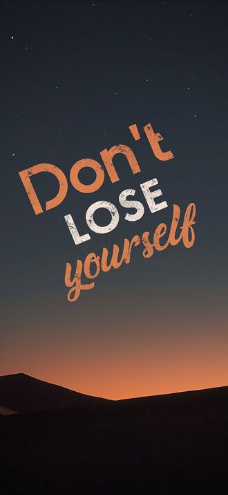 обои на телефон На переднем плане текст (Dont LOSE yourself) оранжевого и белого цвета, на фоне градиентного неба со звездами и темными силуэтами холмов