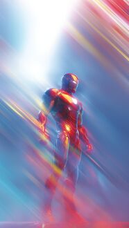 Обои на телефон Железный человек из фильма Железный человек / Iron Man в красном костюме с золотыми элементами смотрит вверх на фоне ярких разноцветных световых лучей