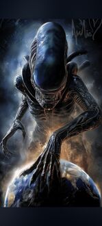 Обои на телефон Чужой / Alien из фильма Чужой / Alien держит планету Земля, на фоне темных облаков и света