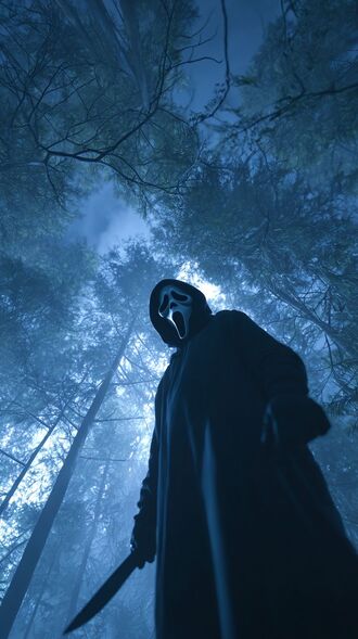 обои на телефон Персонаж Призрачное лицо / Ghostface из фильма Крик / Scream в черном костюме и маске держит нож, на фоне темного леса с высокими деревьями, освещенного синим светом
