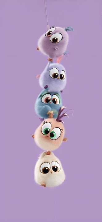 обои на телефон Пять пушистых круглых птиц из фильма Angry Birds Movie / Angry Birds Movie, разных цветов, висят вертикальной стопкой, держась друг за друга, на фиолетовом фоне