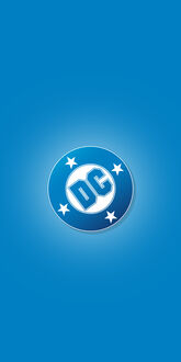 Обои на телефон Логотип DC Comics (DC) в виде синего круга с белыми буквами и четырьмя звездами на синем градиентном фоне