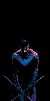 Обои на телефон Персонаж Найтвинг / Nightwing из вселенной DC Comics / DC Comics universe в черно-синем костюме держит скрещенные палки на черном фоне