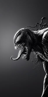 Обои на телефон Персонаж Веном из фильма Веном / Venom с открытой пастью и высунутым языком на сером фоне