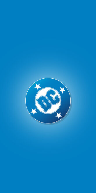 обои на телефон Логотип DC Comics (DC) в виде синего круга с белыми буквами и четырьмя звездами на синем градиентном фоне